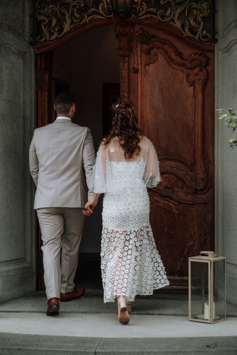 Hochzeitspaar betritt das schloss Wartegg